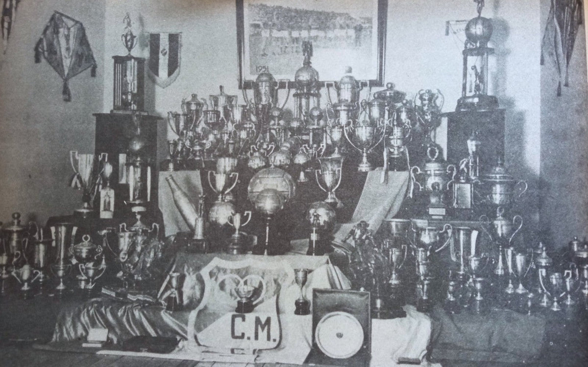 Vitrina de trofeos del Club Deportivo Los Millonarios, foto de archivo