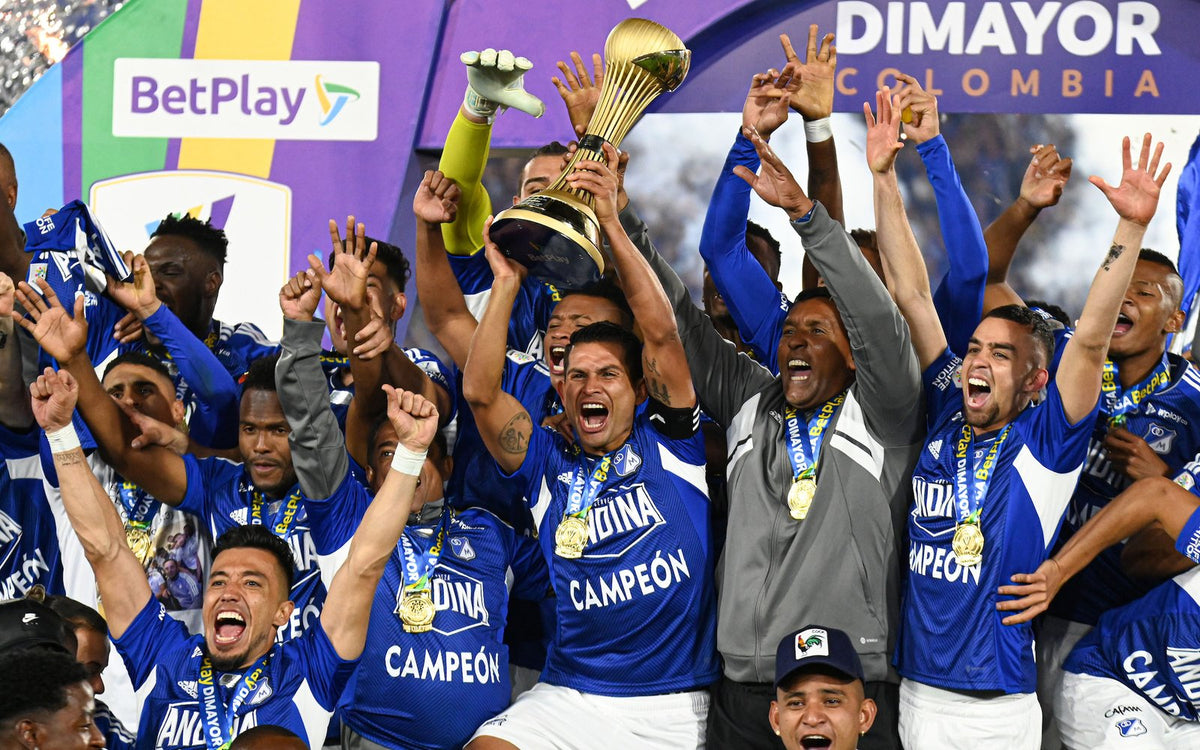 Jugadores de Millonarios celebrando con el trofeo de la estrella 16