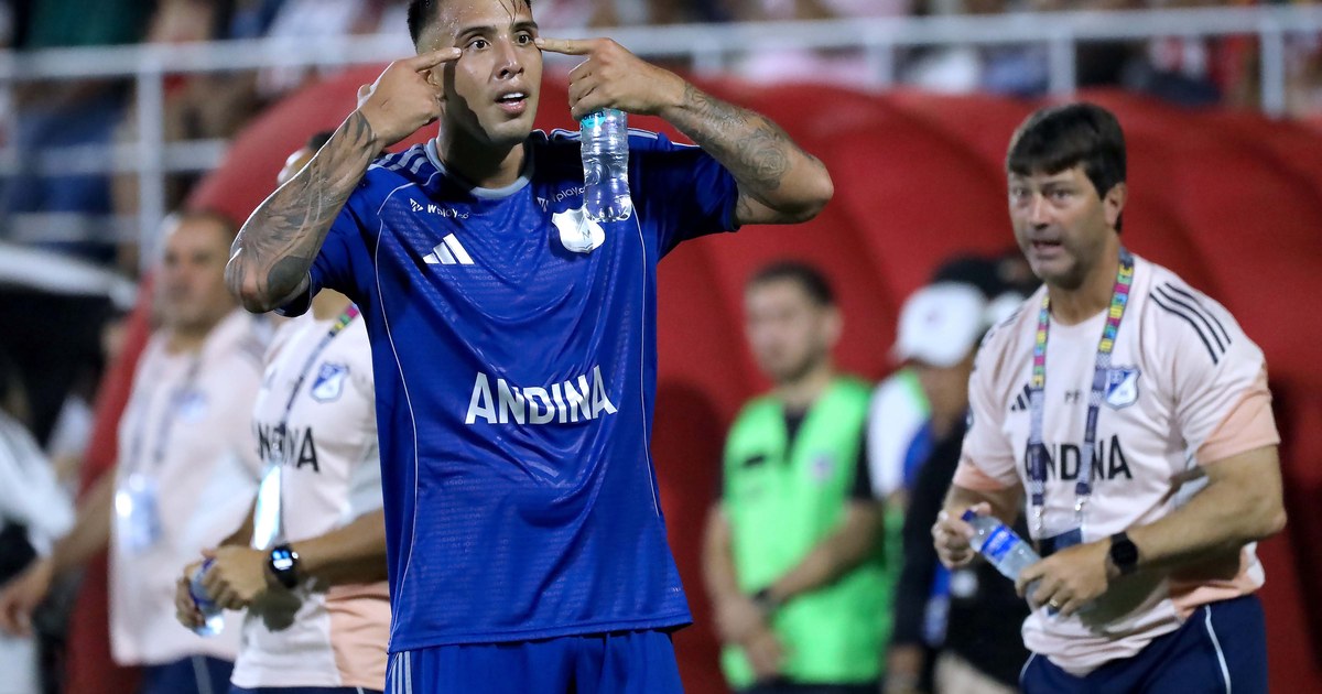 Rodrigo Contreras celebrando un gol con la camiseta de Millonarios (foto: La Página Embajadora)