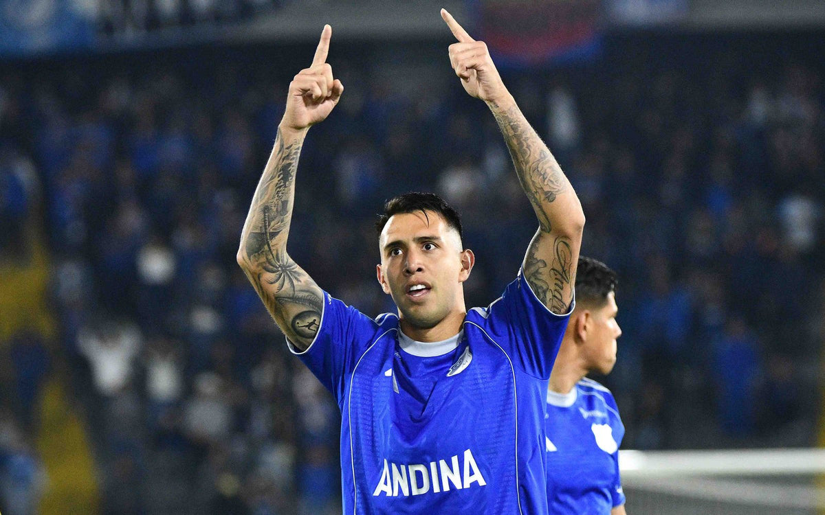 Rodrigo Contreras festejando un gol con la camiseta de Millonarios
