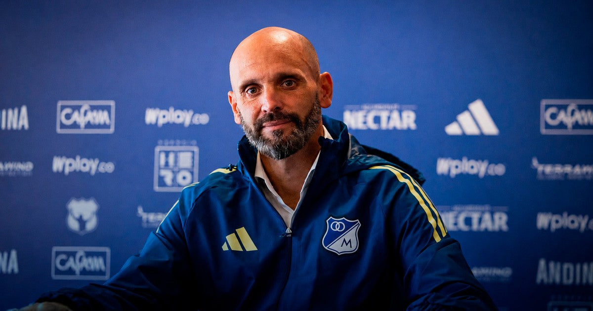 Miembro del cuerpo técnico de Millonarios FC en rueda de prensa (foto: La Página Embajadora)