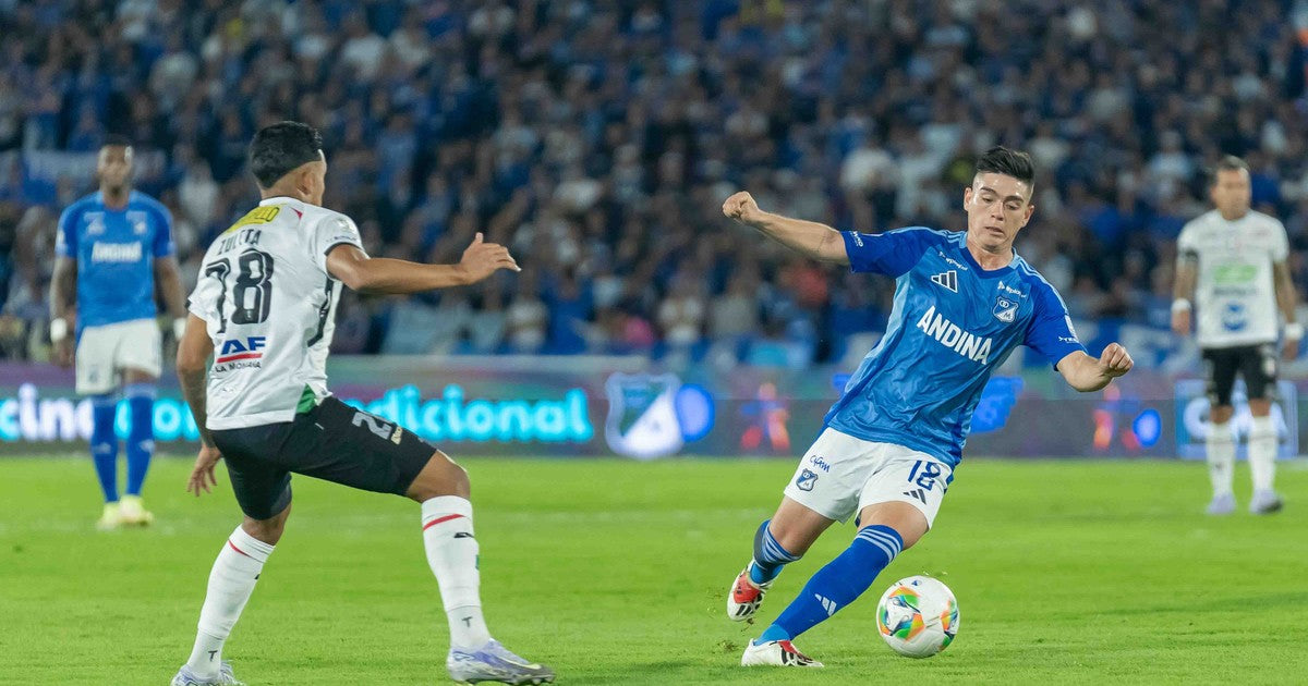 Jugador de Millonarios FC enfrenta a un defensor de Once Caldas en un partido de la Liga BetPlay (foto: La Página Embajadora)